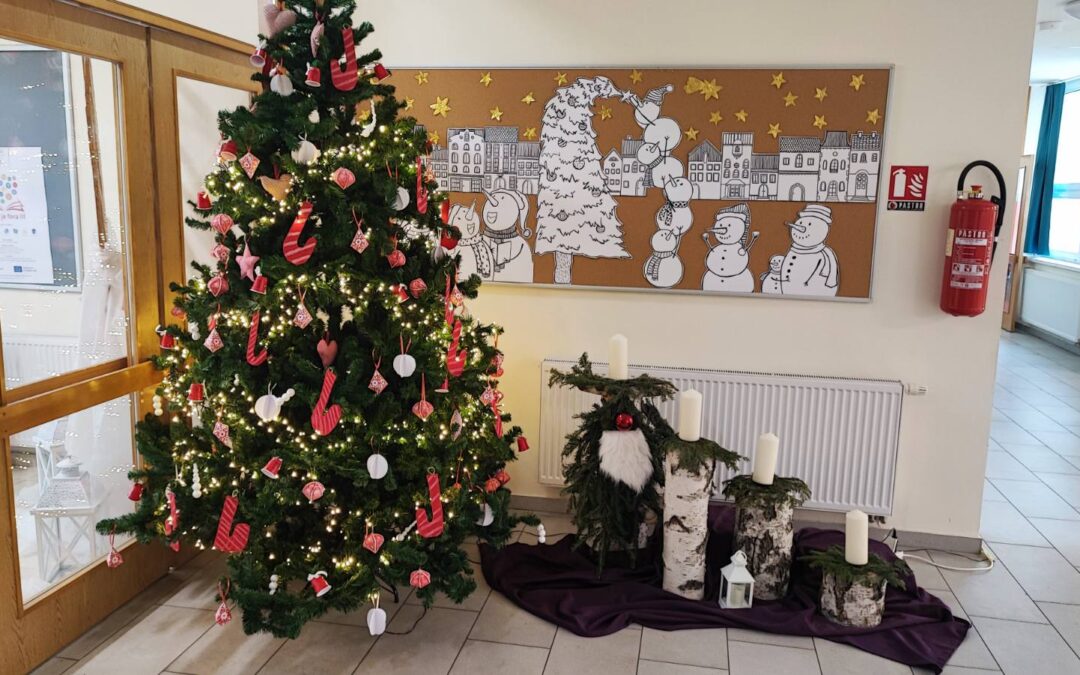 Zadrugari uredili školski prostor i donijeli božićnu čaroliju na školske hodnike