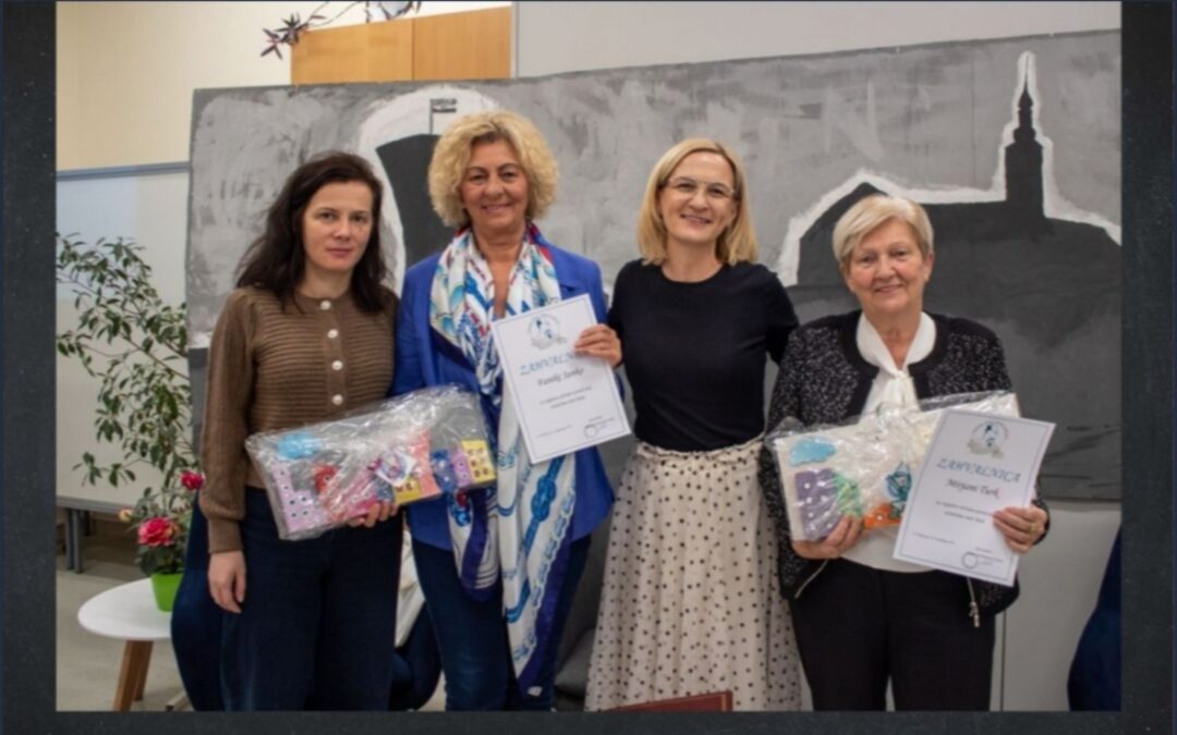 Proizvodi učeničke zadruge u rukama naših gošći